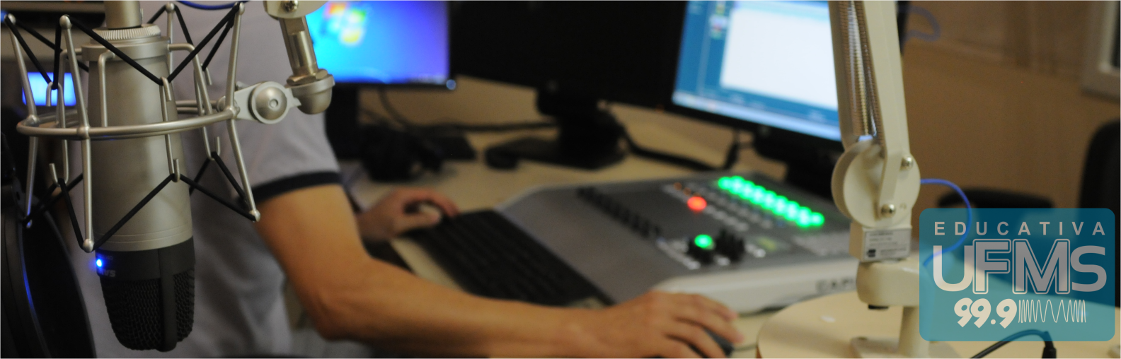 Imagem de uma pessoa operando os equipamentos da rádio Educativa UFMS.