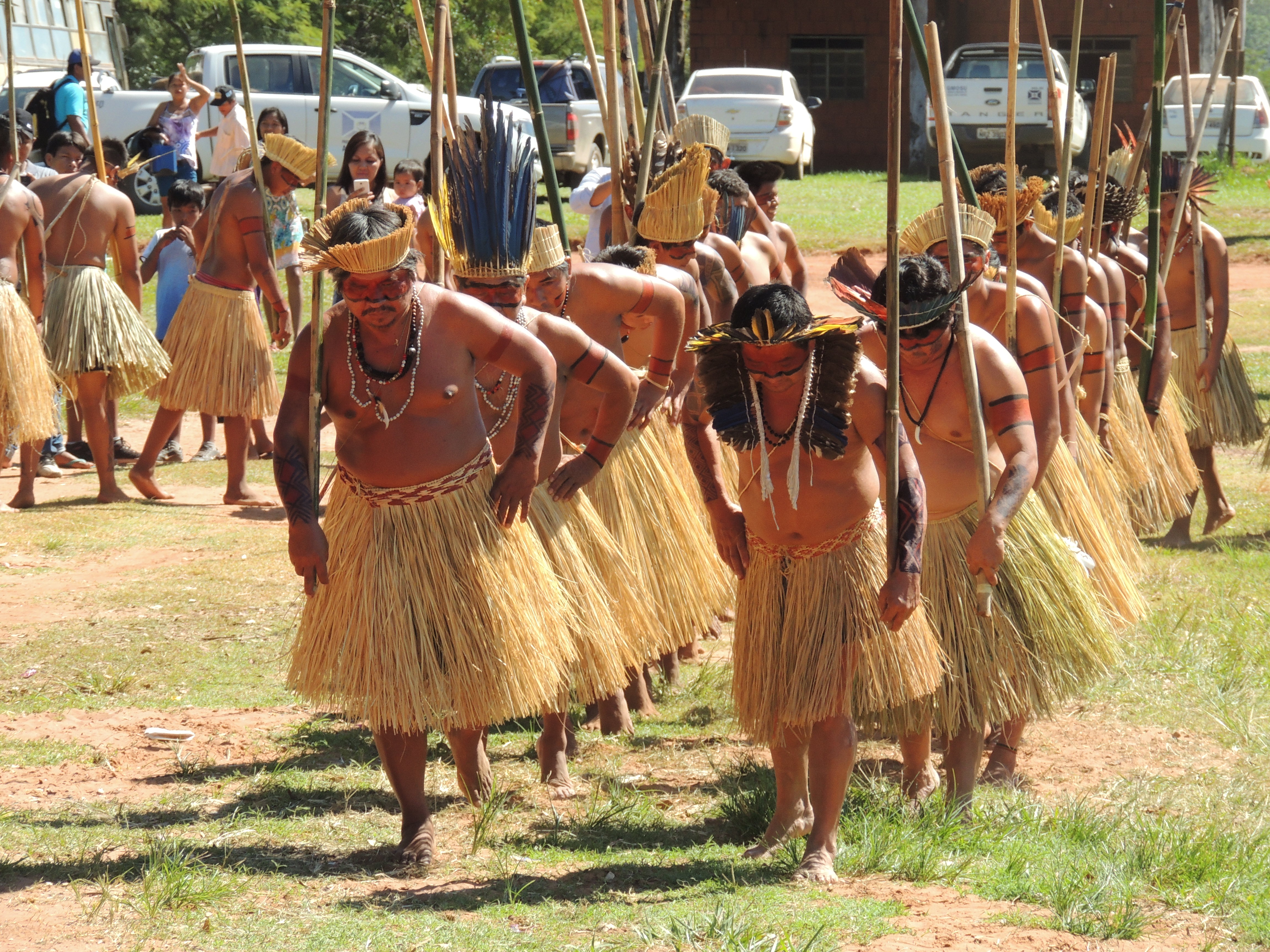 Imagem de índios realizando uma dança indígena.