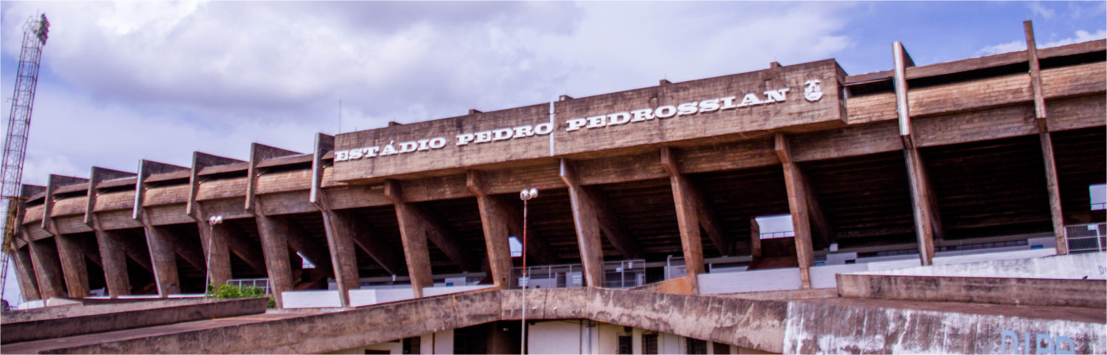 Imagem com a fachada do estádio Morenão.